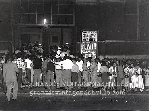 059_Ryman_outside crowd shot
