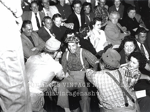 062_Ryman_inside crowd & entertainer