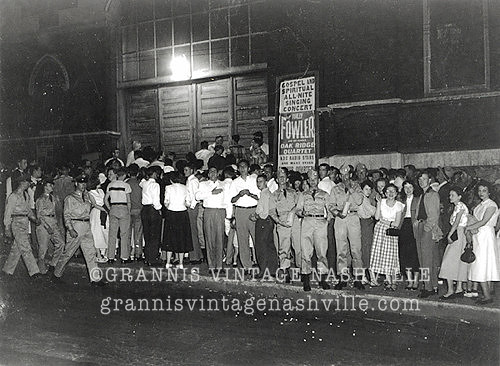 057_Ryman_outside crowd shot